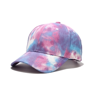 Vue détaillée d'une casquette de baseball tie-dye avec texture en coton rose et bleu
