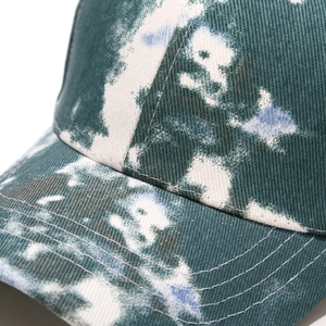 Gros plan du tissu en coton tie-dye avec coutures renforcées sur le bord de la casquette