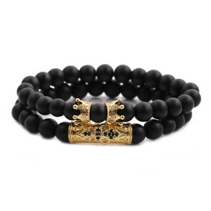 Set di due bracciali da uomo in perline nere opache con accenti di corona dorata eleganti