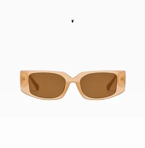 Nahaufnahme der rechteckigen Retro-Sonnenbrille in Gelee-Braun mit dunklen Gläsern