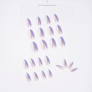 Kit de faux ongles amande French lavande et rose nude sur fond minimaliste élégant