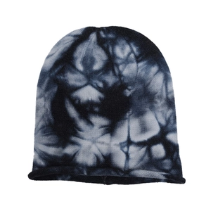 Détail d'un bonnet en maille tie-dye avec motifs noir et gris et bord roulé naturel