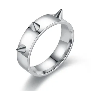 Zilveren punk ring van roestvrij staal met drie scherpe kegelspikes op witte achtergrond