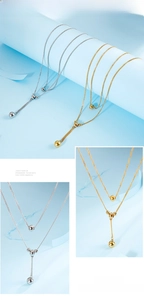 Détails d'un collier double épaisseur en acier titane avec perles métalliques polies