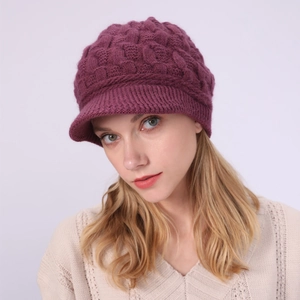 Primer plano de gorro de punto trenzado morado con visera para el invierno