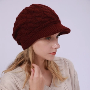 Primer plano de la textura de punto trenzado y ala acanalada de una gorra burdeos