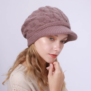 Detalle del tejido de punto grueso y visera de esta boina de punto cálida para invierno