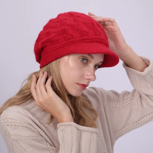 Detalle de gorro rojo de punto de ochos con visera en una modelo femenina de moda