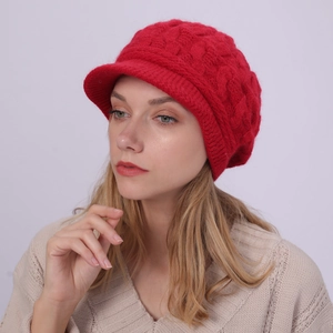 Detalle de los patrones de punto de trenza rojos en la gorra de lana gruesa de mujer