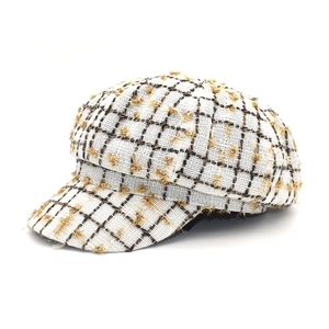 Casquette gavroche blanche en tweed avec fils dorés et motif à carreaux rétro pour femme
