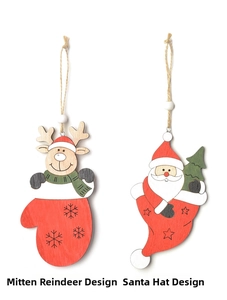 Vue détaillée des ornements de Noël en bois découpés au laser avec renne et Père Noël
