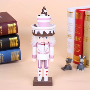 Dettaglio di uno schiaccianoci rosa a tema dessert con decori a forma di cioccolato