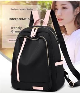 Detalle de la mochila de tela Oxford en negro y rosa con cremalleras metálicas doradas