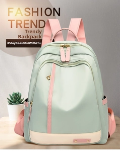 Detalle de la mochila Oxford verde menta con correas rosas y cremalleras de metal dorado