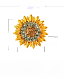 Macro shot of sunflower brooch details with size 38mm and weight 17g specifications