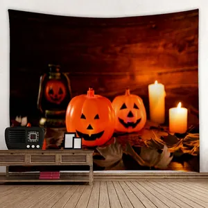 Detail eines Halloween-Wandteppichs mit Kürbissen und Kerzen in gemütlicher Atmosphäre