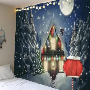 Detail van een kerstwandtapijt met besneeuwde hut en dennenbomen aan een slaapkamermuur