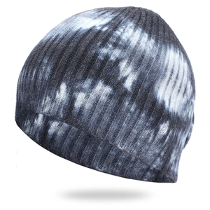 Bonnet en maille tie-dye noir gris et blanc avec texture côtelée et forme arrondie