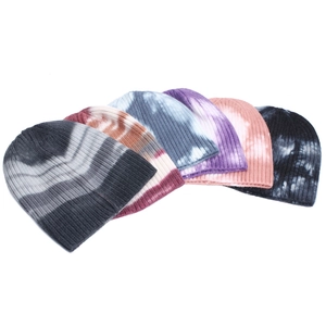 Mise à plat de six bonnets en maille tie-dye colorés avec texture côtelée pour l'hiver