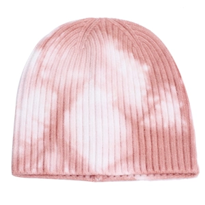 Gros plan du bonnet en maille côtelée tie-dye rose et blanc en coton doux