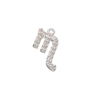 Vue détaillée du pendentif signe Scorpion en argent serti de micro-zircons scintillants