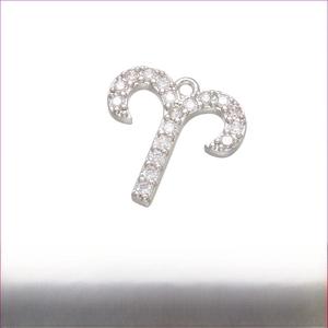 Vue détaillée du pendentif signe Bélier avec oxydes de zirconium et taille 14mm