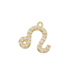 Gros plan du pendentif Lion en plaqué or 18 carats avec oxydes de zirconium brillants