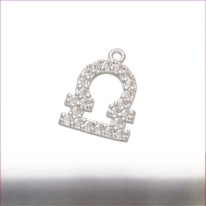Détail macro du pendentif zodiaque en laiton rhodié avec oxydes de zirconium, taille 14mm