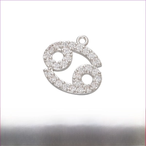 Vue macro du pendentif zodiaque Cancer de 14mm en laiton avec oxydes de zirconium