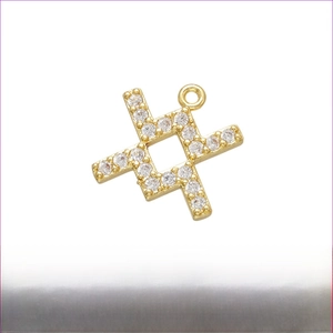 Macro d'un pendentif en laiton doré 14mm serti de micro-pavés en zircone cubique