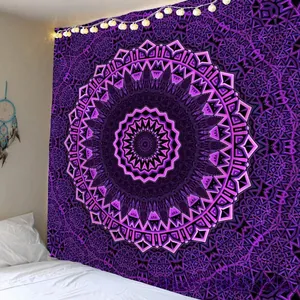 Vue détaillée d'une tapisserie mandala violette et noire dans une chambre avec guirlandes