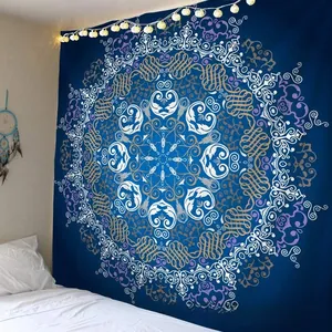Tapisserie mandala bohème bleue avec guirlandes lumineuses dans une scène de chambre