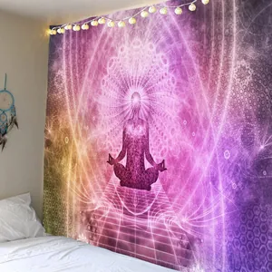 Détail d'une tapisserie mandala avec silhouette de méditation et guirlande lumineuse de chambre