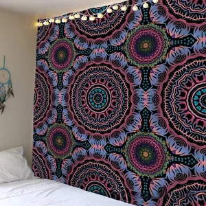 Détail d'une tapisserie mandala bohème avec guirlandes lumineuses et décor de rêve