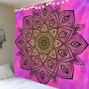 Détail de la tapisserie mandala avec dégradé violet et guirlande lumineuse étoilée