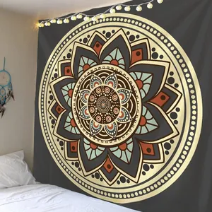 Détail d'une tapisserie mandala bohème accrochée au mur de la chambre avec des lumières