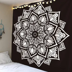 Détail d'une tapisserie mandala avec guirlandes lumineuses et décor attrape-rêves