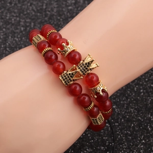 Zweilagiges Armband aus rotem Achat mit goldener Krone und diamantbesetzten Zwischenperlen