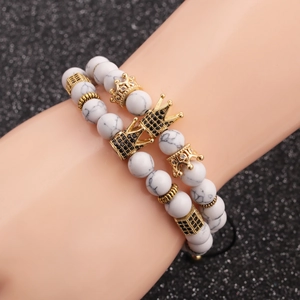 Tigerauge und Türkis Perlenarmband Set mit Kronenanhängern auf einem Handmodell