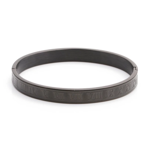 Dettaglio di un bracciale in acciaio inossidabile spazzolato nero con numeri romani