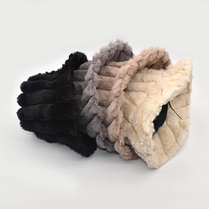 Lot de bobs d'hiver en peluche à rayures verticales en noir, gris, kaki et beige clair