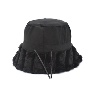 Chapeau de pêcheur d'hiver noir pour femmes avec bord en fausse fourrure et plis