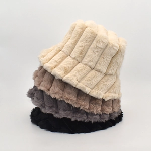 Gros plan de chapeaux cloches en peluche douce en crème, kaki, gris et noir
