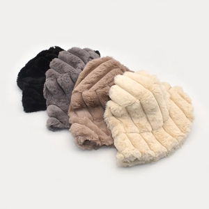 Texture détaillée des bobs d'hiver en peluche en noir, gris, beige et marron