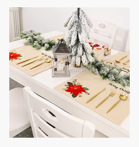 Festliches Tischset mit Weihnachtsstern-Motiv und goldenem Besteck in Weihnachtsdekoration