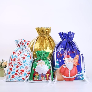 Sachets cadeaux de Noël avec cordon en quatre couleurs, motifs de rennes et Père Noël