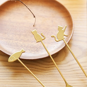Golden 304 stainless steel cat and fish spoon set on a minimalist wooden tray