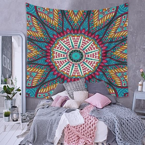 Détail d'une tapisserie mandala bohème avec des motifs floraux vibrants sur un mur de chambre