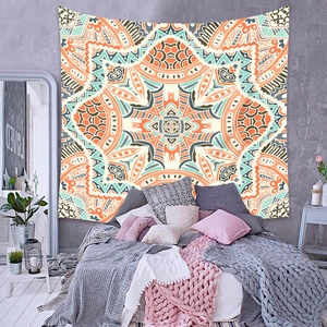 Vue détaillée d'une grande tapisserie mandala bohème suspendue dans une chambre confortable