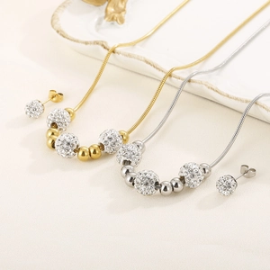 Parure de bijoux élégante en or et argent avec colliers et boucles d'oreilles en zircon